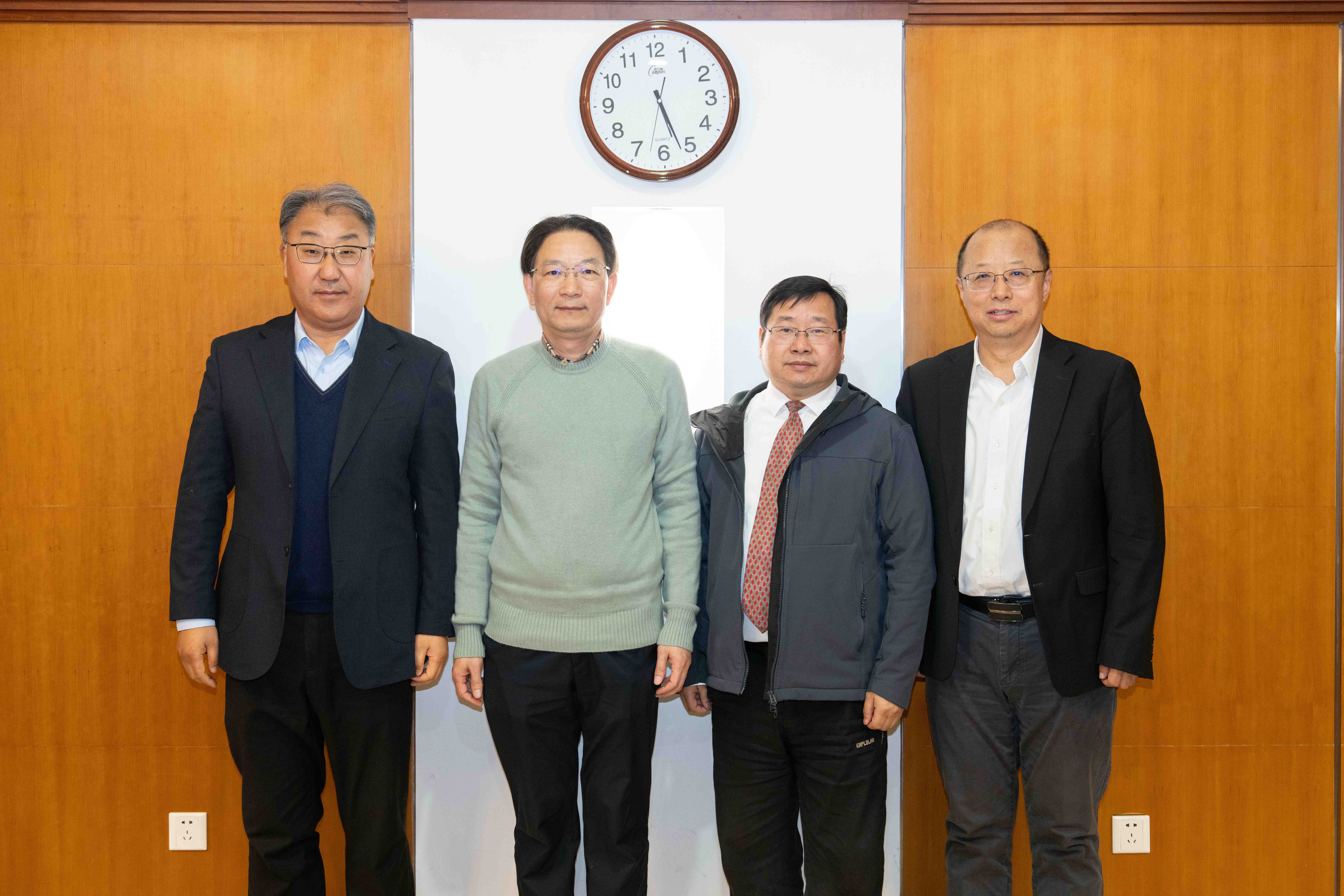 校党委书记王涛、校长李召虎与李茂洪等校友座谈交流